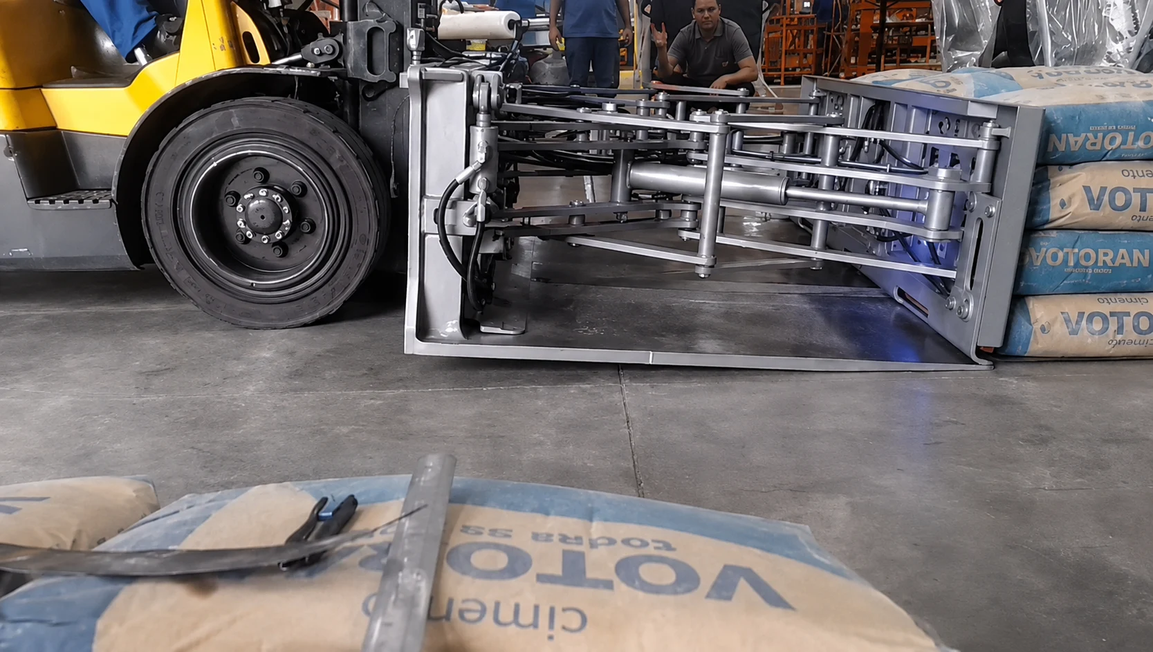 Empilhadeira com push-pull movimentando carga sobre Slip Sheet
