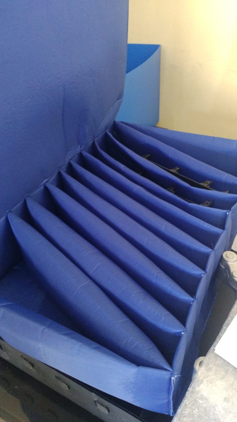 Divisória azul flexível com células curvas