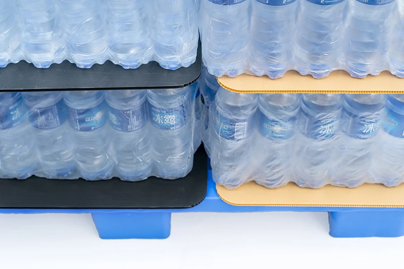 Camadas de garrafas organizadas com separadores