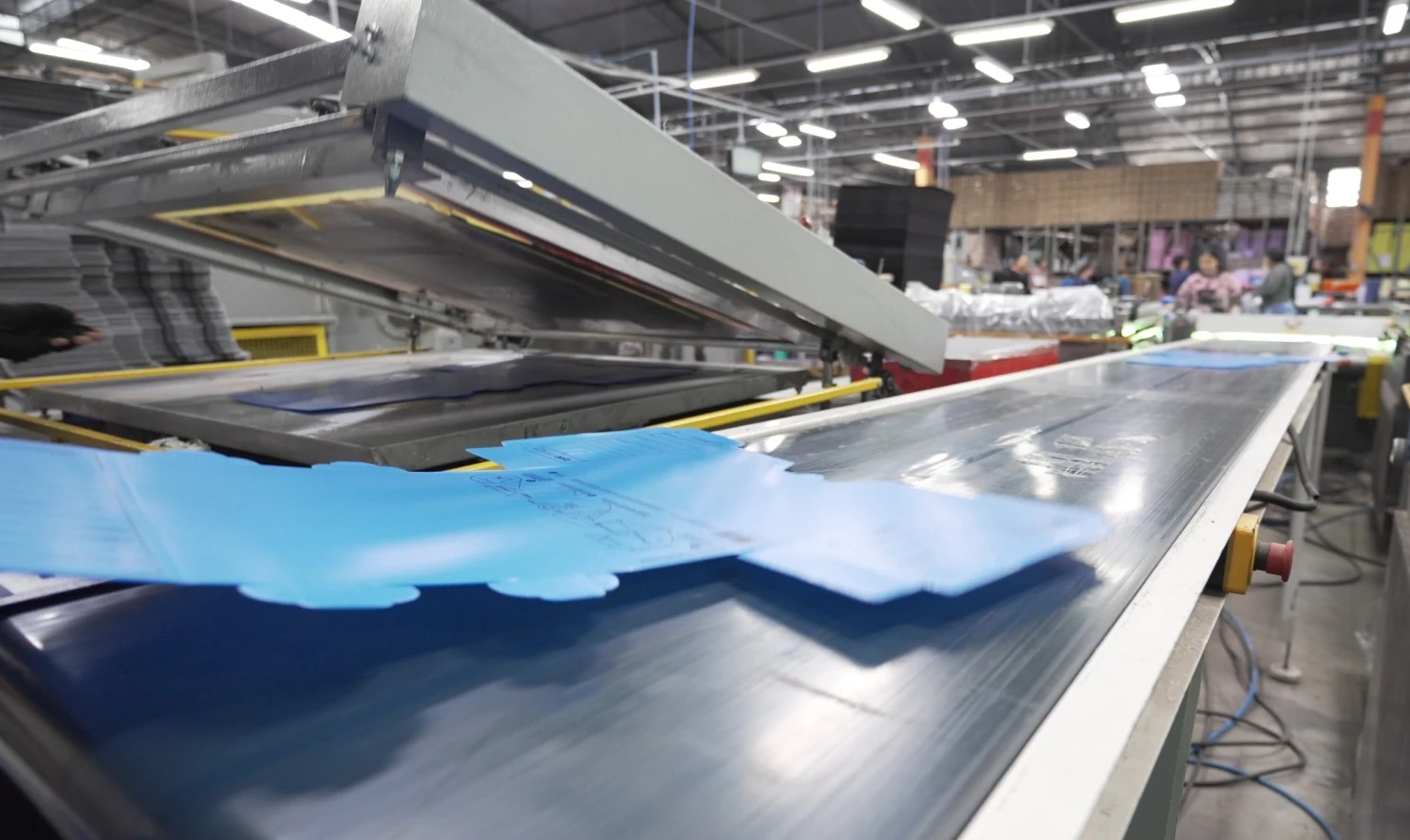 Chapas azuis recortadas durante o processo de transformação na fábrica DelloPlast®