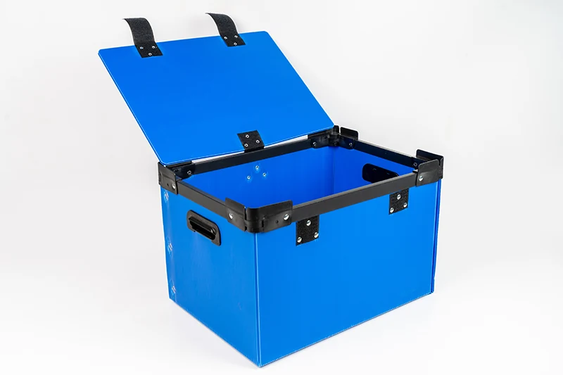 Estojo retornável azul aberto