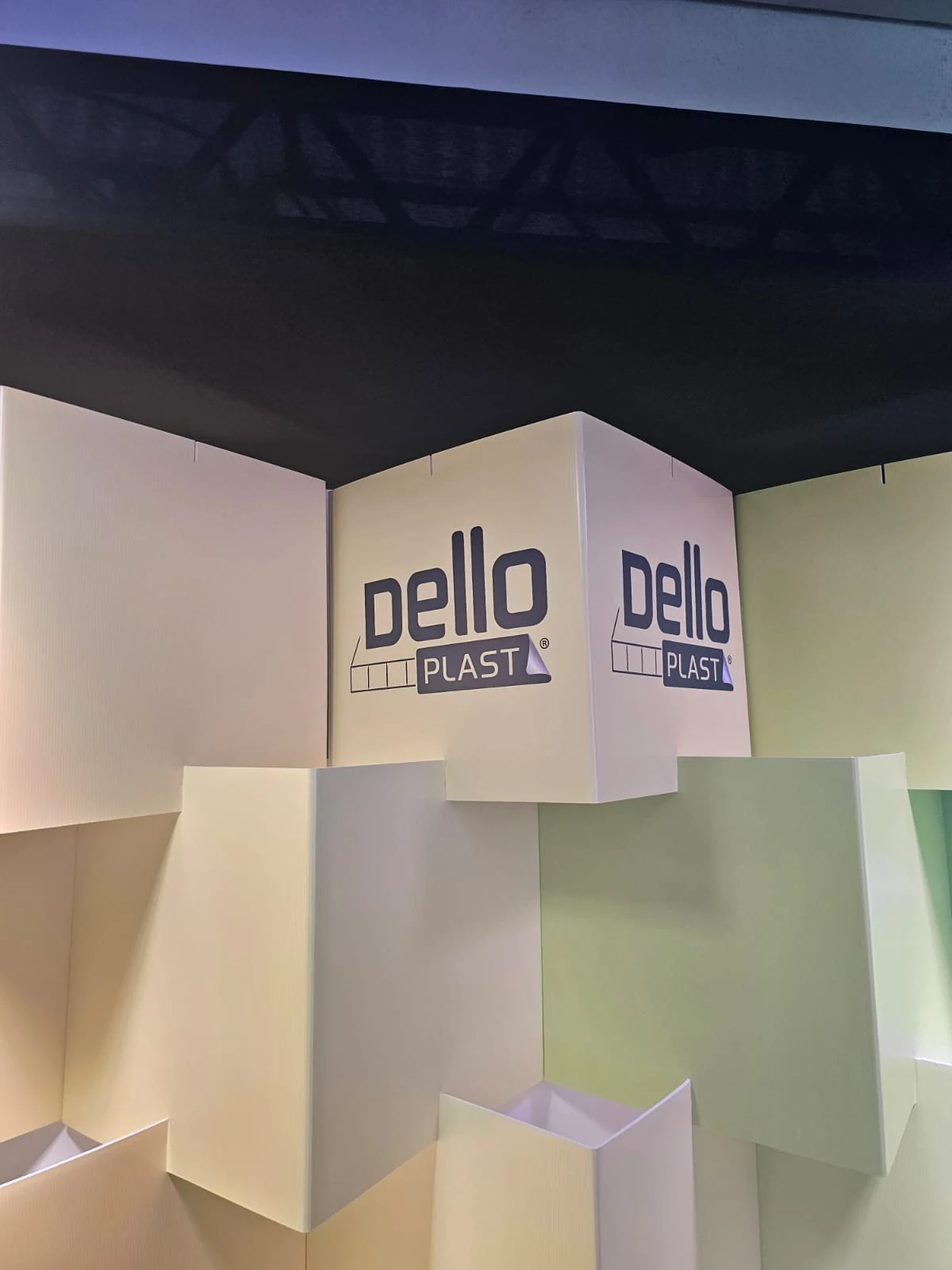 Estande iluminado da DelloPlast construído com chapas recortadas