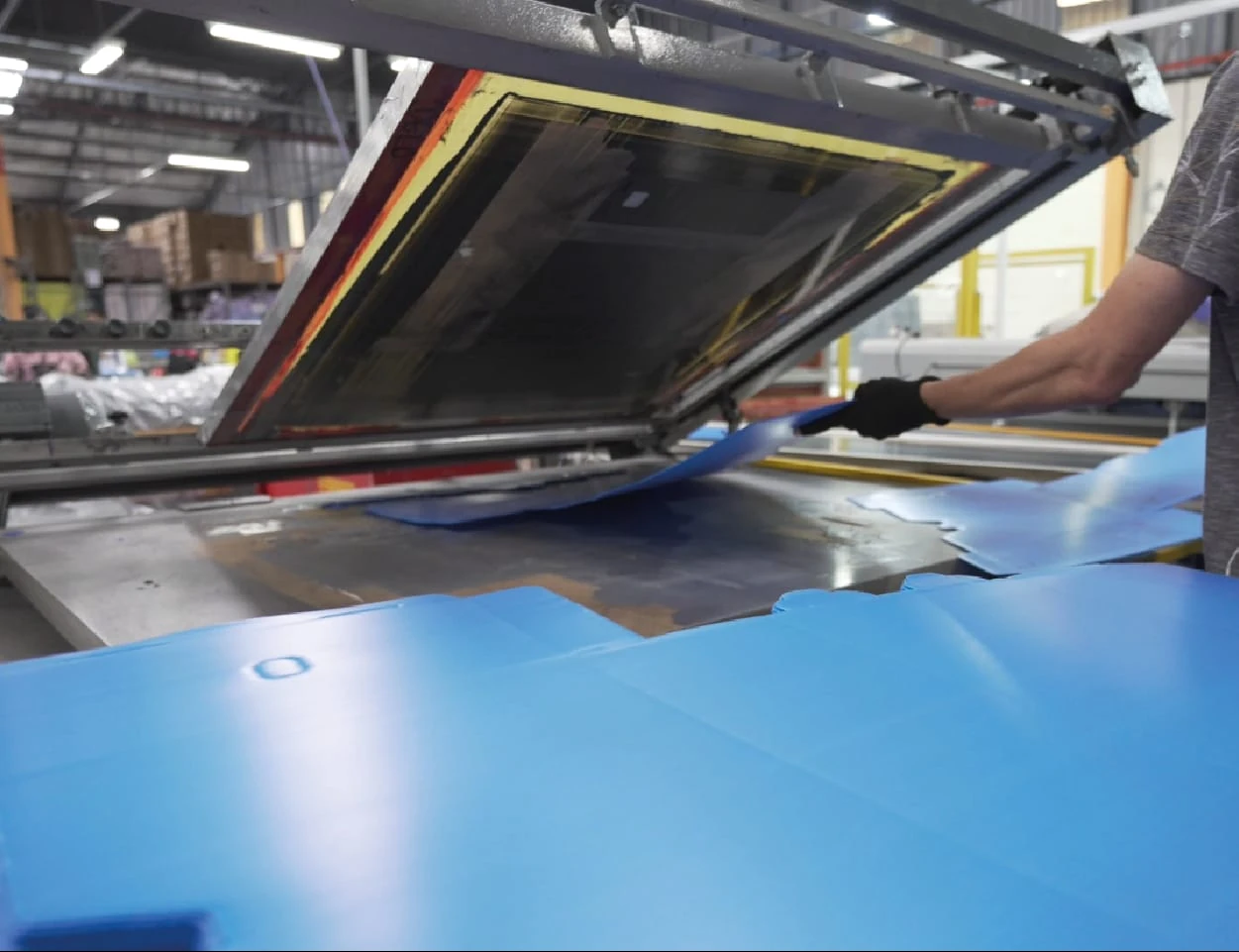 Aplicação de impressão silk-screen em peças de PoliDello
