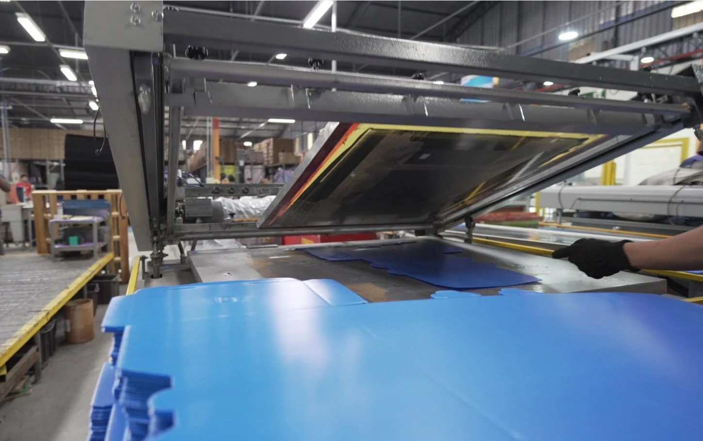 Preparação da matriz de silk-screen sobre peças azuis em PoliDello