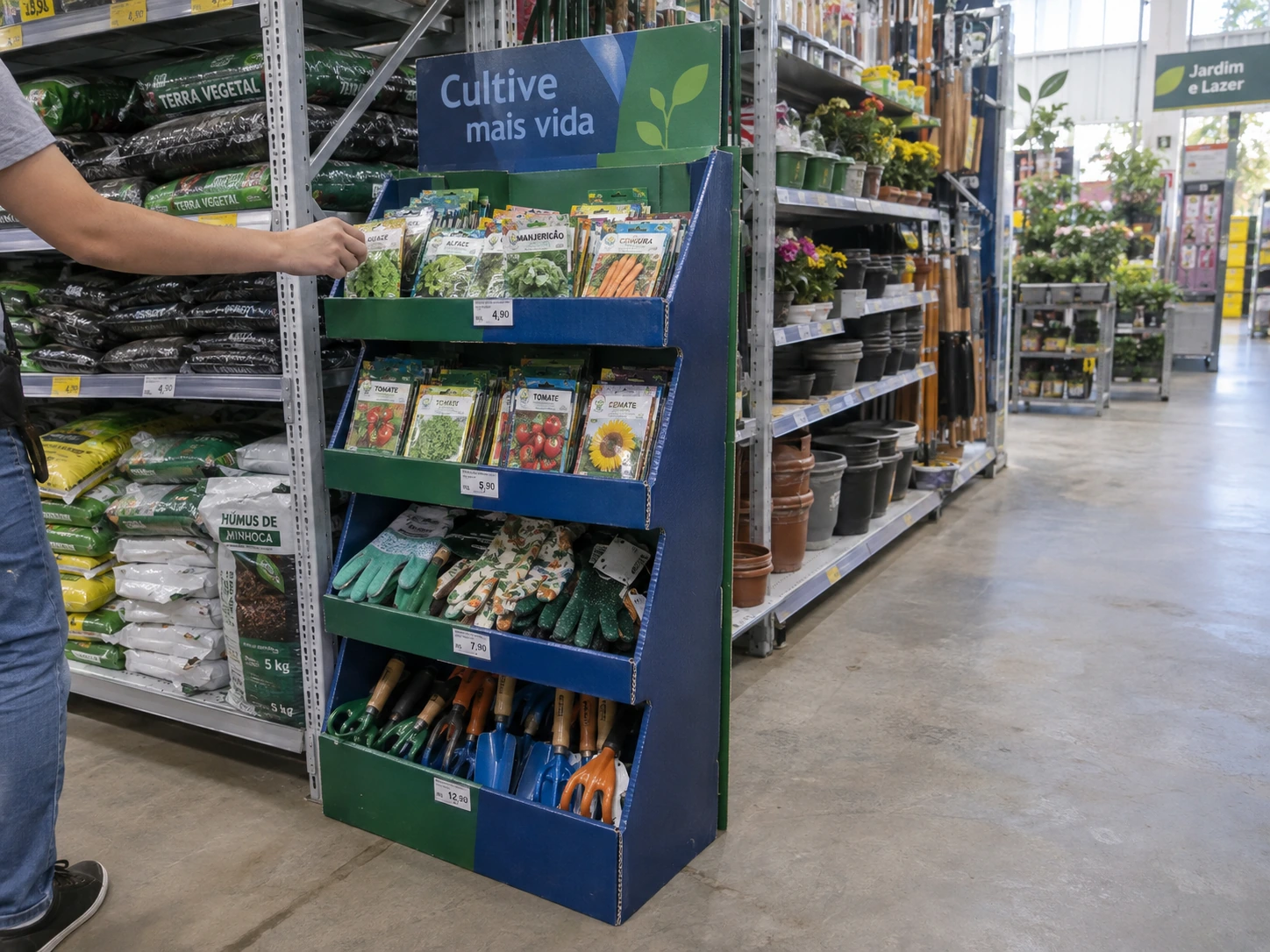 Expositor de PP Corrugado PoliDello® com produtos de jardinagem em um home center