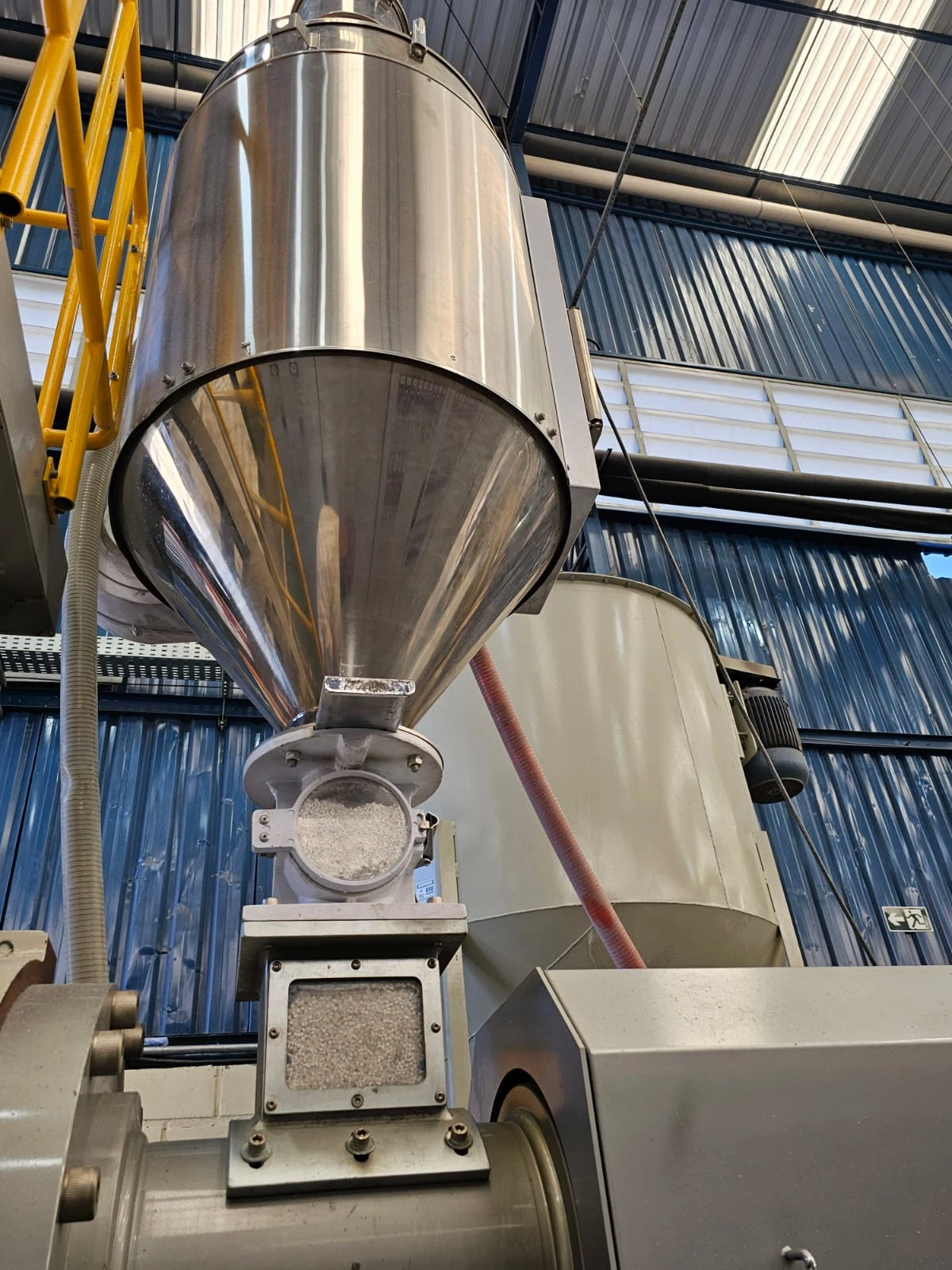 Linha própria de peletização da DelloPlast® com grânulos de polipropileno